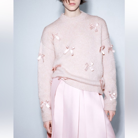 H&M Sweaters - H&M Bow Appliquéd Sweater light pink NWT